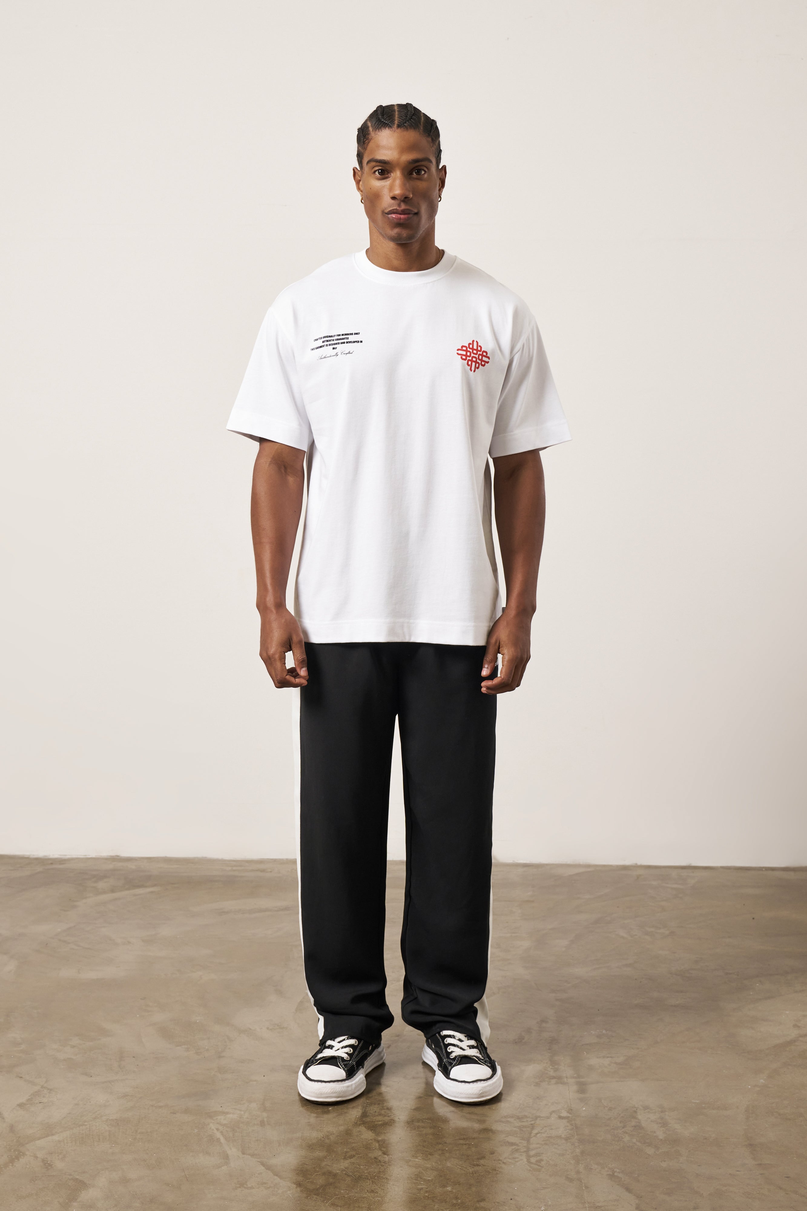 REPEAT EMBLEM SCRIPT RELAXED T-SHIRT - WHITE – The Couture Club