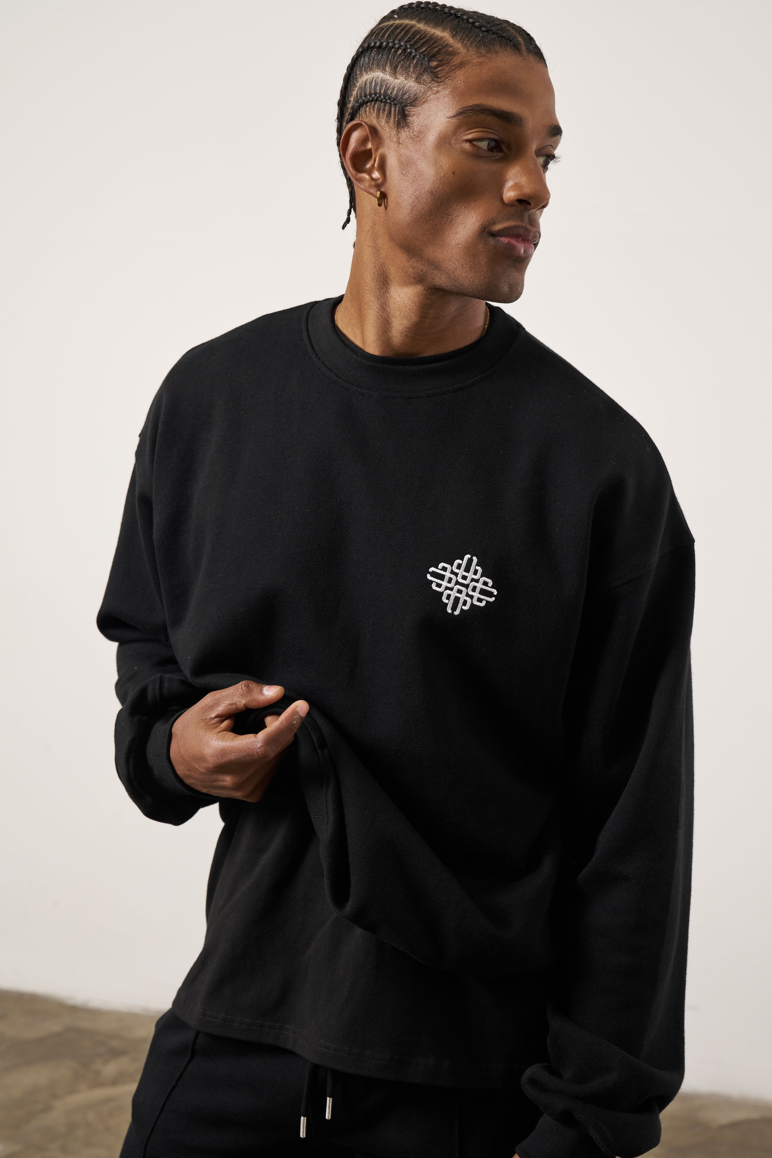 EMBROIDERY EMBLEM SWEATSHIRT BLACK The Couture Club