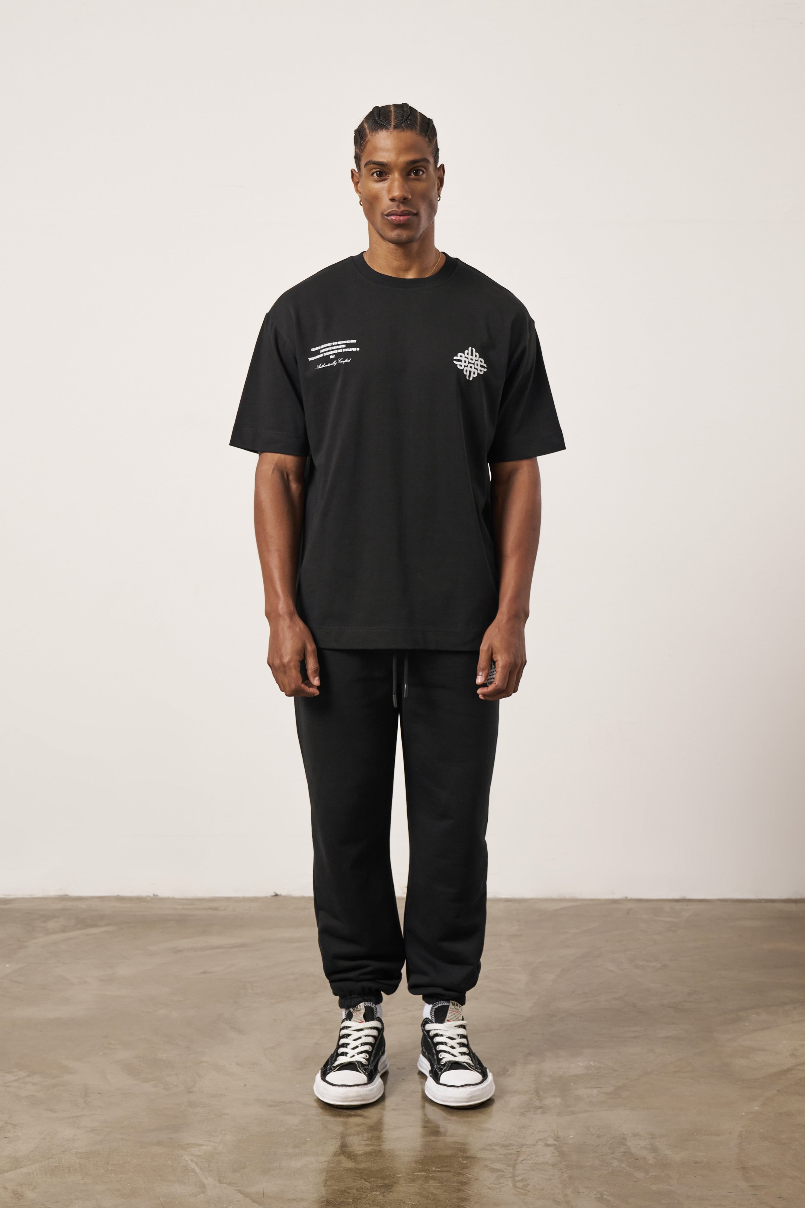 REPEAT EMBLEM SCRIPT RELAXED T-SHIRT - BLACK – The Couture Club