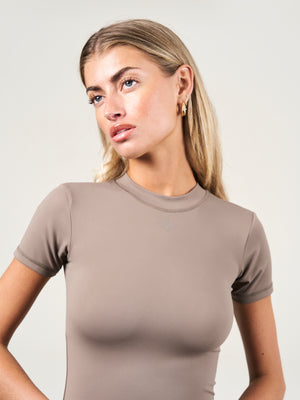 SCULPTING STRETCH EMBLEM BABY TEE - COCOA