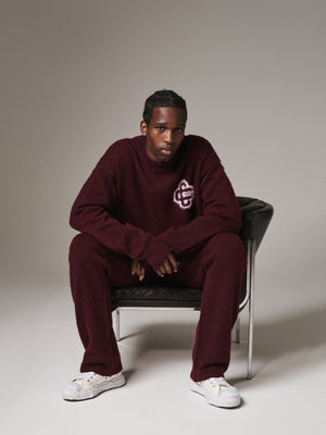 FLUFFY EMBLEM KNITTED CREW - BURGUNDY