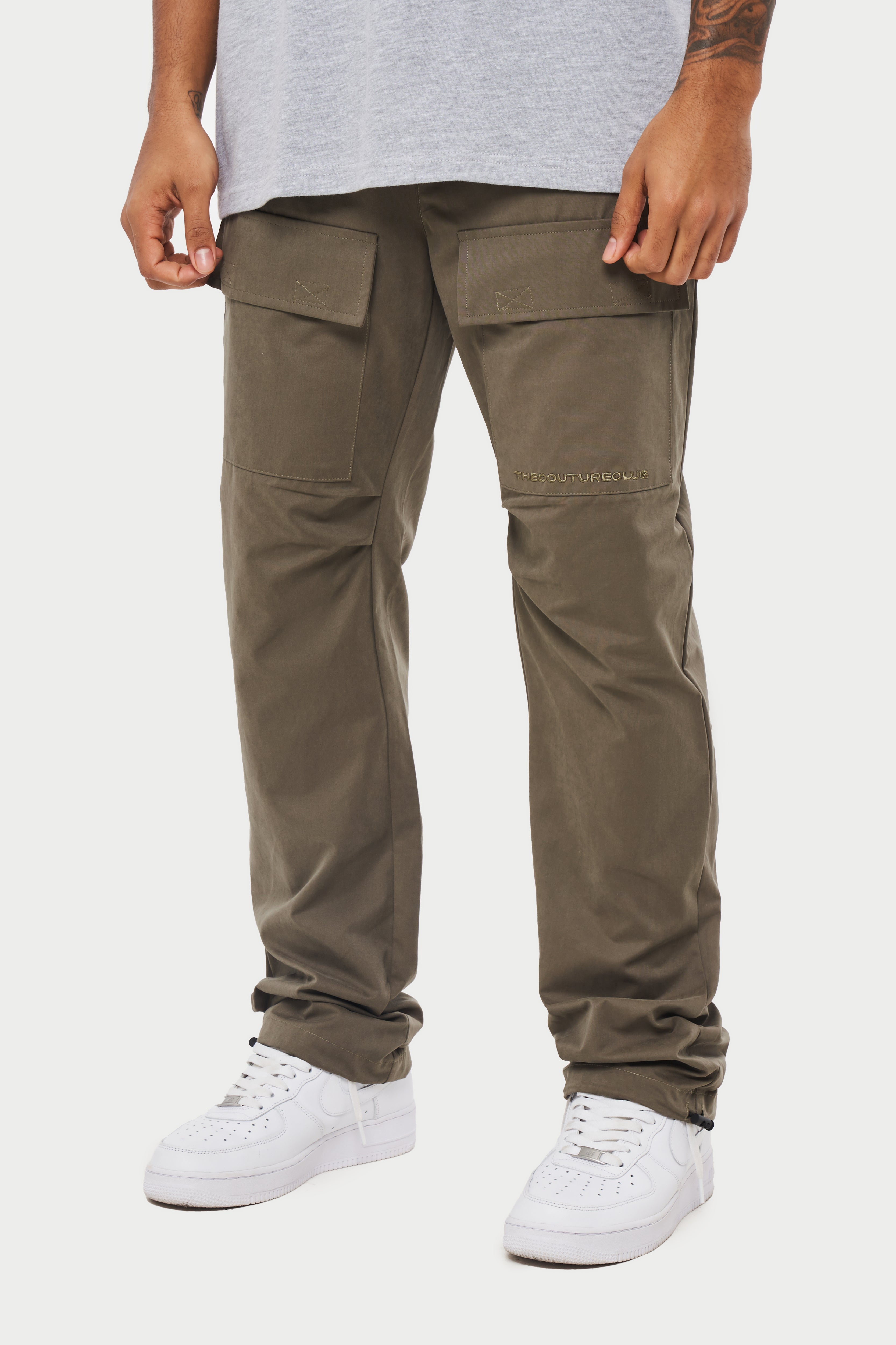 Cargo pants store pockets in front